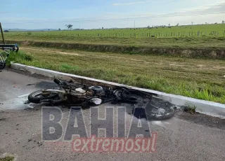 Motociclista fica gravemente ferido após colidir com carreta na BR-101