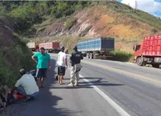 Motociclista fica gravemente ferido após colidir contra caminhão na BR 101