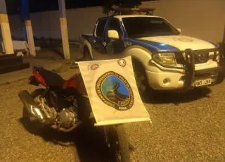 Motociclista foge na BA-290 ao ser abordado pela PRE, mas é alcançado e preso