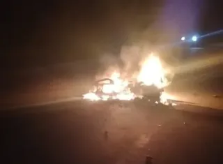 Motociclista invade contramão, colide com caminhão e moto pega fogo na BR-101