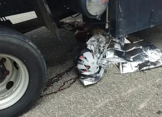 Motociclista morre após colisão com caminhão baú em Eunápolis