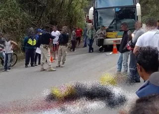 Motociclista morre atropelado por carreta na BR 101, em Itabela