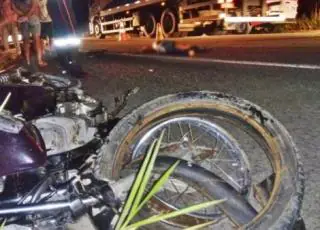 Motociclista morre em acidente com carreta na BR 101 em Itagimirim.