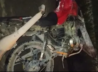 Motociclista morre em grave colisão entre moto e caminhonete na BR-101, em Itabela