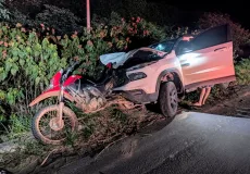 Motociclista sofre ferimentos graves em colisão traseira na BR-101, em Teixeira de Freitas