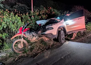 Motociclista sofre ferimentos graves em colisão traseira na BR-101, em Teixeira de Freitas