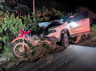 Motociclista sofre ferimentos graves em colisão traseira na BR-101, em Teixeira de Freitas