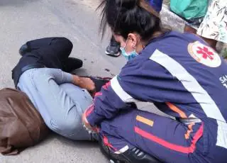 Motociclista tem fratura exposta após atropelar cachorro solto na rua