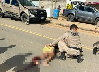 Motociclista tem fratura exposta na perna ao se envolver em colisão com viatura policial, em Medeiros Neto