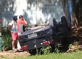Motorista capota carro após perder controle da direção em ladeira de Itamaraju