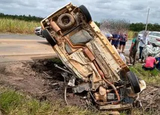 Motorista de ambulância de Vereda perde controle da direção, bate em caminhão e capota na BA 290
