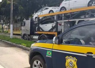 Motorista de caminhão cegonha é detido pela PRF por uso de documento falso