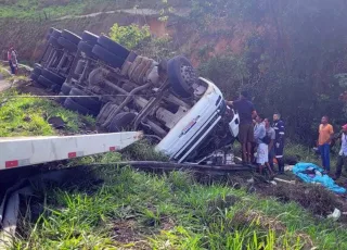 Motorista de caminhão morre preso às ferragens em acidente na BR 101 em Itamaraju