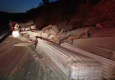 Motorista de caminhão sofre lesões graves após caminhão tombar na BR-101, em Prado