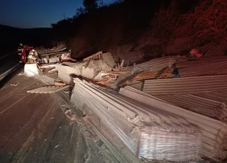 Motorista de caminhão sofre lesões graves após caminhão tombar na BR-101, em Prado