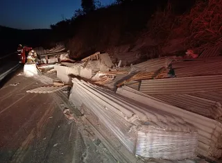 Motorista de caminhão sofre lesões graves após caminhão tombar na BR-101, em Prado