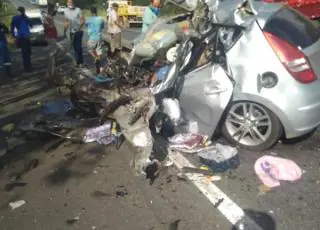 Motorista de carro de passeio morre ao chocar de frente com caminhão da Itaipava na BR 242/BA
