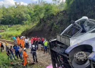 Motorista de ônibus que caiu de viaduto em MG presta depoimento