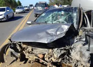 Buraco na BR 101 causa acidente com 03 carros e deixa vários feridos em Posto da Mata