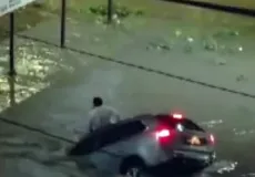 Motorista é engolido por enxurrada após carro ser arrastado por temporal em Vitória da Conquista
