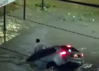 Motorista é engolido por enxurrada após carro ser arrastado por temporal em Vitória da Conquista