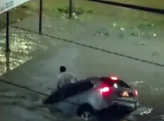Motorista é engolido por enxurrada após carro ser arrastado por temporal em Vitória da Conquista