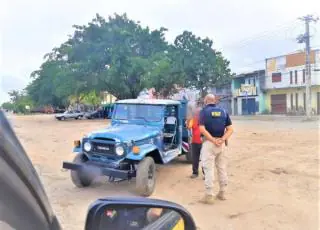Motorista é flagrado dirigindo caminhonete sentado em cadeira de bar