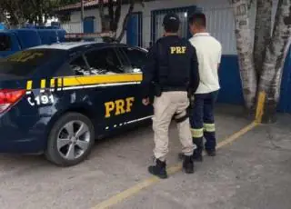 Motorista é flagrado pela PRF com CNH falsa em Teixeira de Freitas