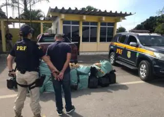 Motorista é preso pela PRF com mais de meia tonelada de maconha em caminhonete roubada