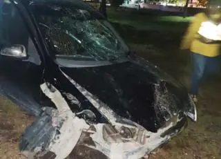 Motorista embriagado atropela três motos e só para depois de bater em poste na BR 367 em Santa Cruz Cabrália