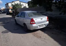 Motorista embriagado colide com dois veículos estacionados no bairro São Lourenço, em Teixeira de Freitas
