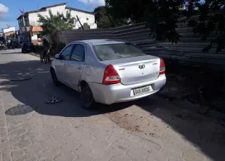 Motorista embriagado colide com dois veículos estacionados no bairro São Lourenço, em Teixeira de Freitas