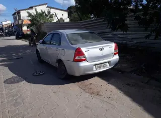 Motorista embriagado colide com dois veículos estacionados no bairro São Lourenço, em Teixeira de Freitas