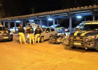 Motorista embriagado dirigindo com lata de cerveja em mãos e escoltando moto adulterada é preso em Itabela