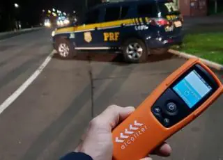 Motorista embriagado é flagrado cochilando dentro de caminhonete na BR 116
