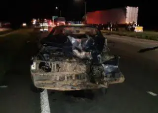 Motorista embriagado provoca acidente com morte, foge e deixa família no carro