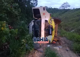 Motorista embriagado recebe voz de prisão após tombar caminhão na BR 101