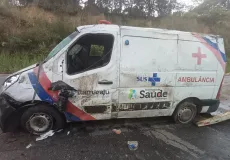 Motorista fica gravemente ferido após acidente com ambulância na BR-101 em Itamaraju 