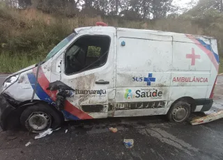 Motorista fica gravemente ferido após acidente com ambulância na BR-101 em Itamaraju 