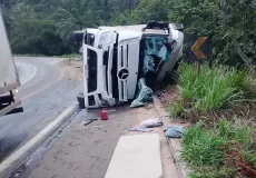 Motorista fica gravemente ferido após caminhão carregado de pedras tombar na BR-101, em Itamaraju