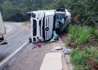 Motorista fica gravemente ferido após caminhão carregado de pedras tombar na BR-101, em Itamaraju
