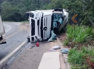 Motorista fica gravemente ferido após caminhão carregado de pedras tombar na BR-101, em Itamaraju