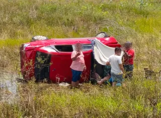 Motorista fica gravemente ferido após carro tombar as margens da  BR-101 proximo a Rancho Alegre 