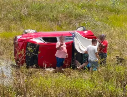 Motorista fica gravemente ferido após carro tombar as margens da  BR-101 proximo a Rancho Alegre 