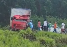 Motorista fica preso às ferragens após acidente envolvendo três veículos na BR-101, em Teixeira de Freitas