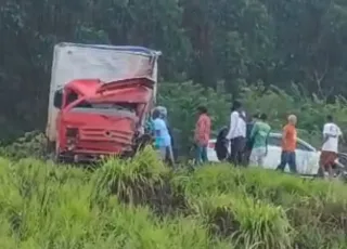 Motorista fica preso às ferragens após acidente envolvendo três veículos na BR-101, em Teixeira de Freitas