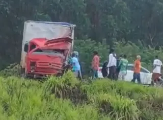 Motorista fica preso às ferragens após acidente envolvendo três veículos na BR-101, em Teixeira de Freitas