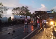 Motorista morre após acidente entre carretas e ônibus de trabalhadores na BR-101