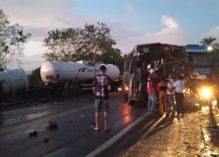 Motorista morre após acidente entre carretas e ônibus de trabalhadores na BR-101