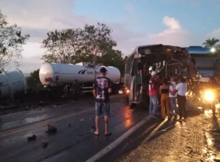 Motorista morre após acidente entre carretas e ônibus de trabalhadores na BR-101